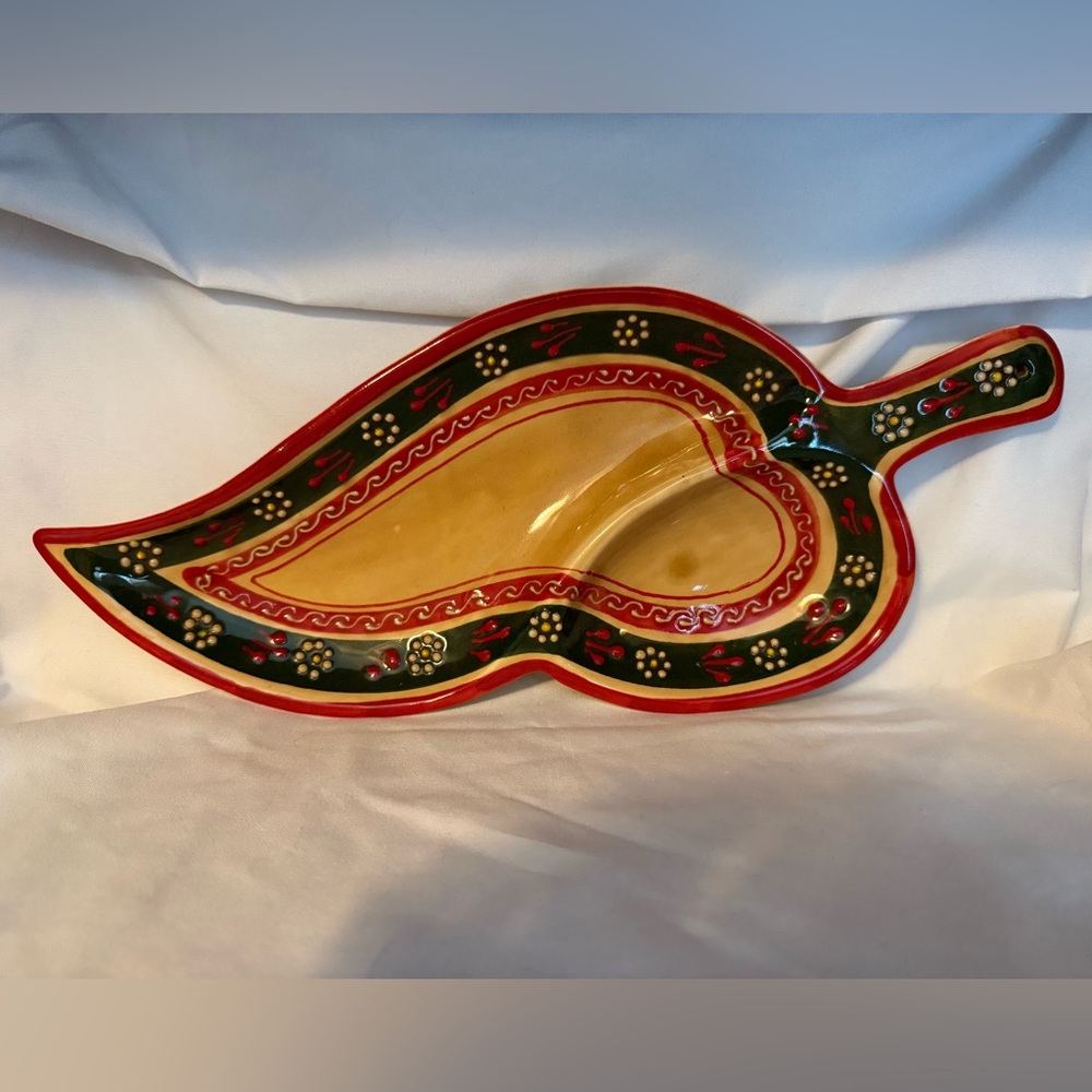 Jalapeño shaped serving dish